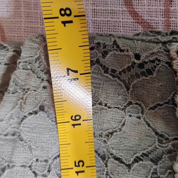 Green Lace Sleeveless V-Neck Top - Picture 7 of 8